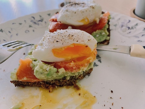 Huevos poché en un plato con comida